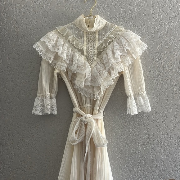 1970’s
Gunne Sax white lace dress - Picture 13 of 14